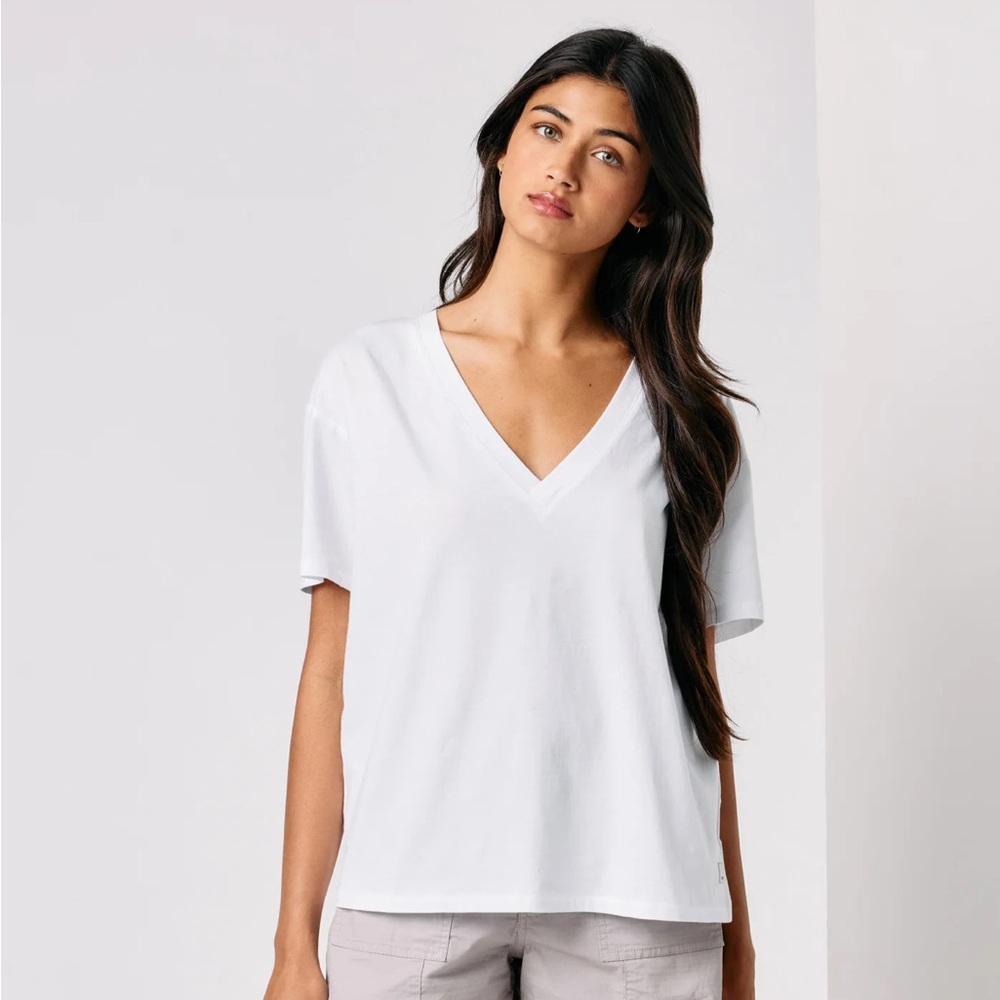 VUORI Sutton v-neck tee